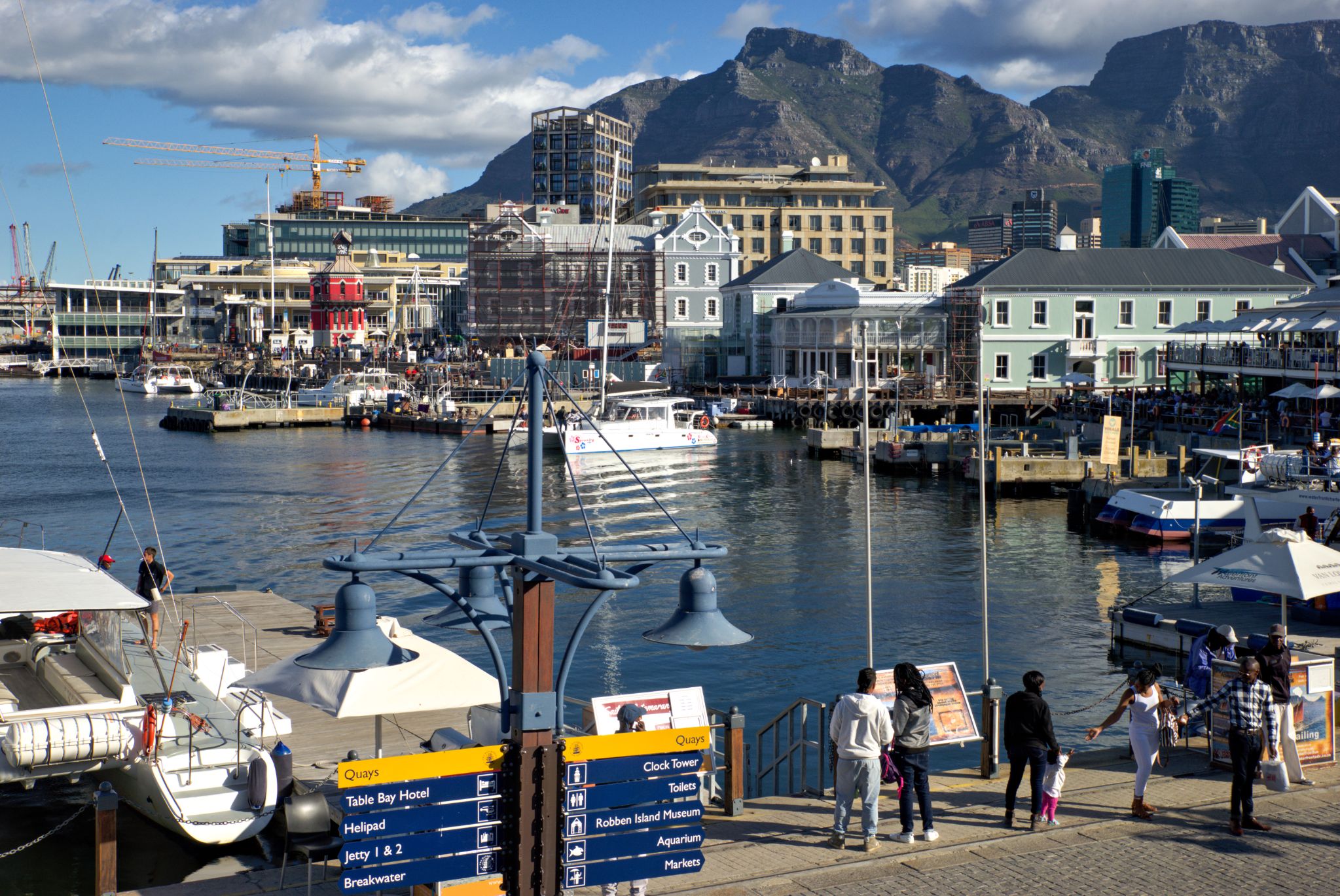 Die V&A Waterfront (Victoria & Alfred Waterfront) in Kapstadt ist ein historischer Hafen, der heute Shops, Restaurants, Kultur und Freizeit mit Blick auf Tafelberg und Atlantik verbindet.
